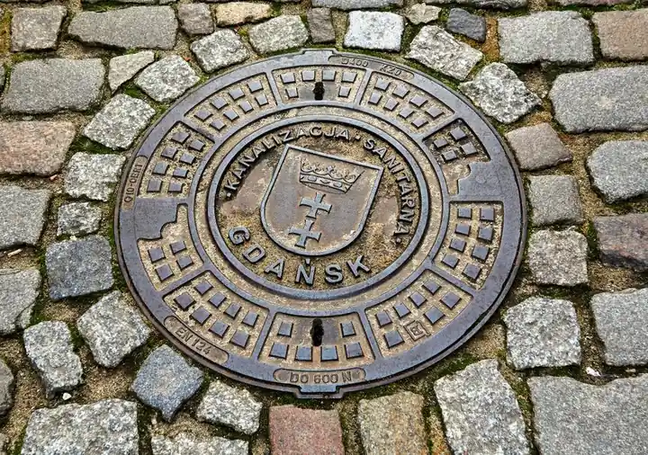 How to Tell a Sewer Clog From a Broken Line
